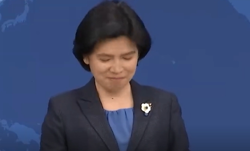 國台辦發言人朱鳳蓮今（ 12 ）日在記者會上笑著回應「中國高鐵無靠背論」。