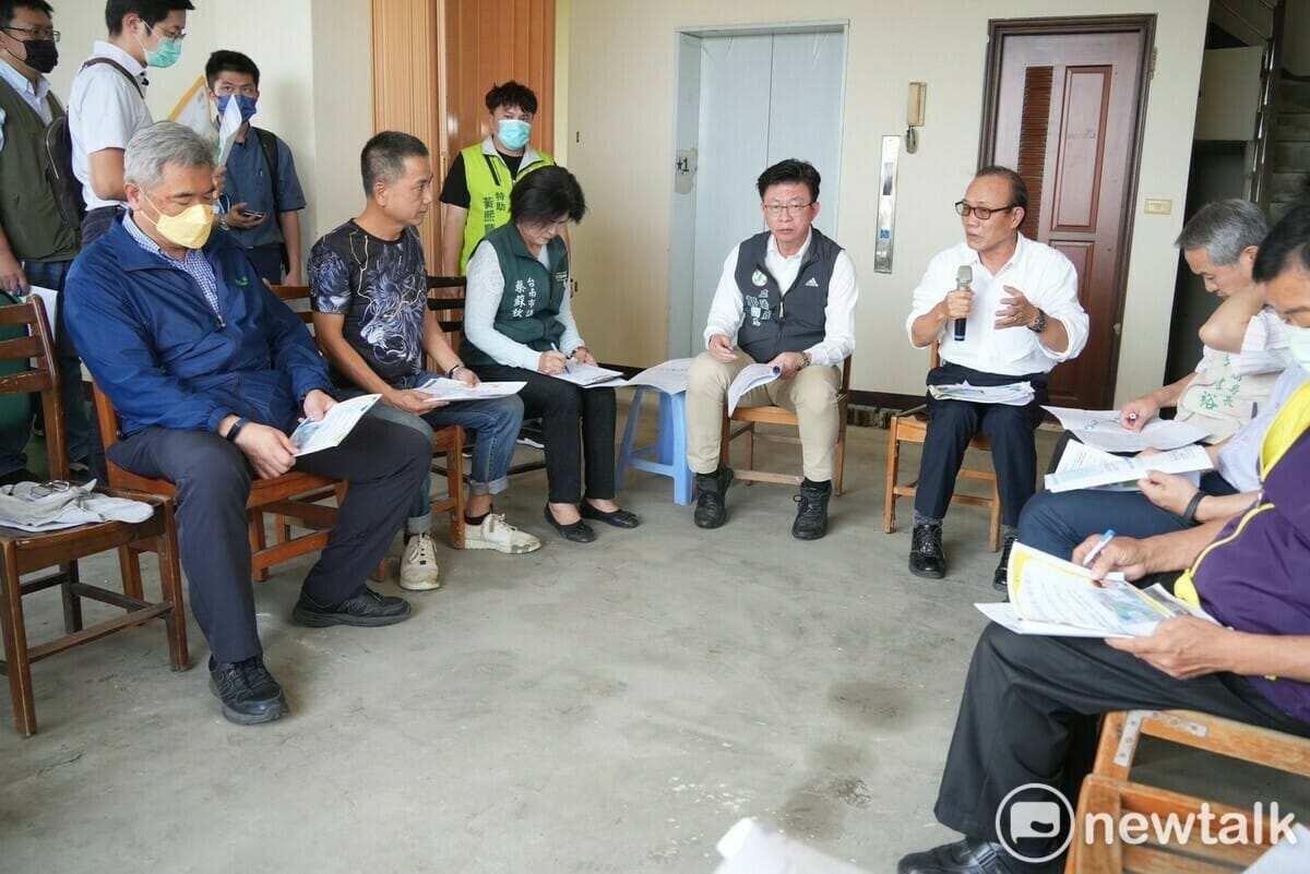針對台南大學七股校區退場後，校園土地活用預計與地方養殖業進行結合，立委郭國文今日邀請負責督導漁業署的農委會副主委陳添壽、台南市政府農業局長李建裕及台南市議員蔡蘇秋金到場會勘。 圖：黃博郎／攝
