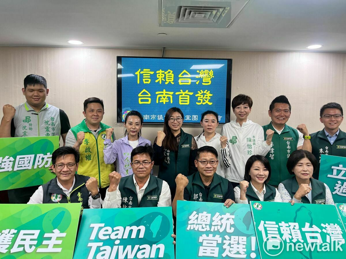 台南市議會民進黨團率先全國舉行「信賴台灣 台南首發」記者會，為總統選舉戰線打響第一槍，由黨團三長率領黨團成員高呼口號，由台南做為堅強的後盾，全力支持賴主席2024問鼎總統大位，更預祝明年「賴總統」回娘家。 圖：黃博郎／攝