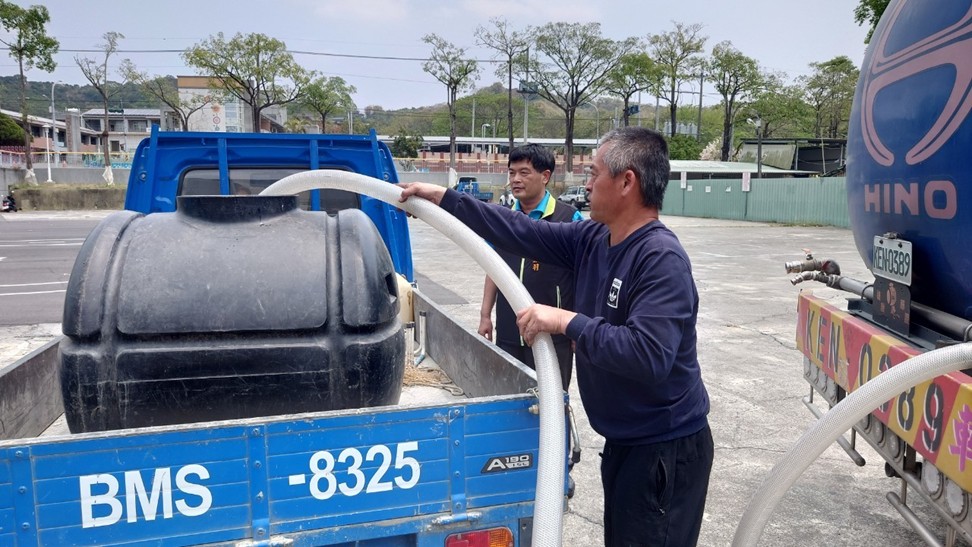 今年因久旱不雨導致灌溉水短缺，影響玉井、楠西、左鎮及南化山區農作產業，台南市長黃偉哲相當關心缺水影響，積極向中央水利署爭取水車、供水桶等經費補助，協助灌溉山區的農業，已於今日起動水車載水至供水點，早上加水車一到便有農民前來取水，農民表示感謝市府幫忙，讓農作物可以順利生長。 圖：台南市政府提供