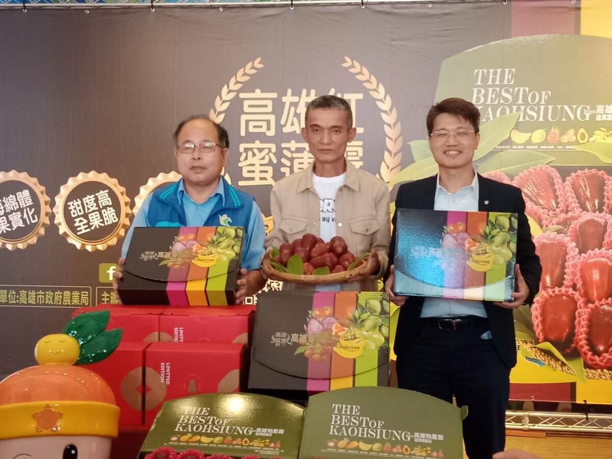 羅正宗、樊豫興、王正一(左至右)聯手推薦「高雄紅蜜蓮霧」。 圖：孫家銘攝