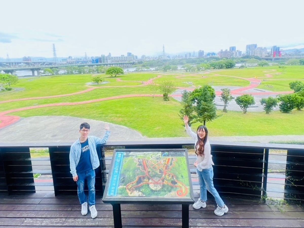 從蝴蝶觀景平台上俯瞰，可觀賞到以人行步道勾勒出蝶狀地景，打造有趣、美麗的蝴蝶公園。 圖：新北市水利局提供