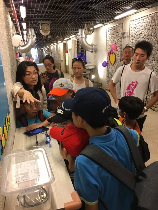 寓教於樂導覽過程中小朋友仔細聆聽導覽人員解說並親自體驗操作手機顯微鏡的樂趣。 圖：新北市水利局提供