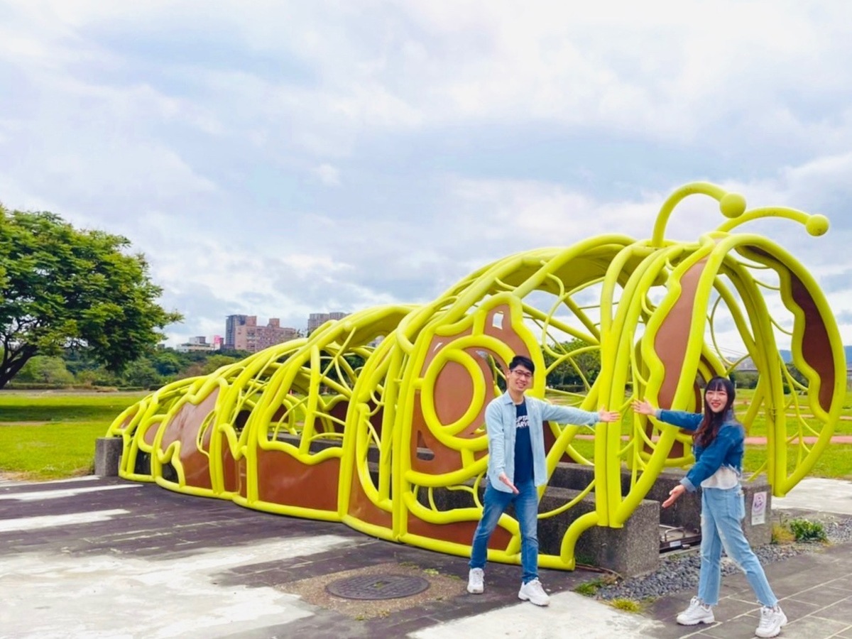 蝴蝶公園內的毛毛蟲造景裝置藝術是江翠礫間地下廊道入口處。 圖：新北市水利局提供