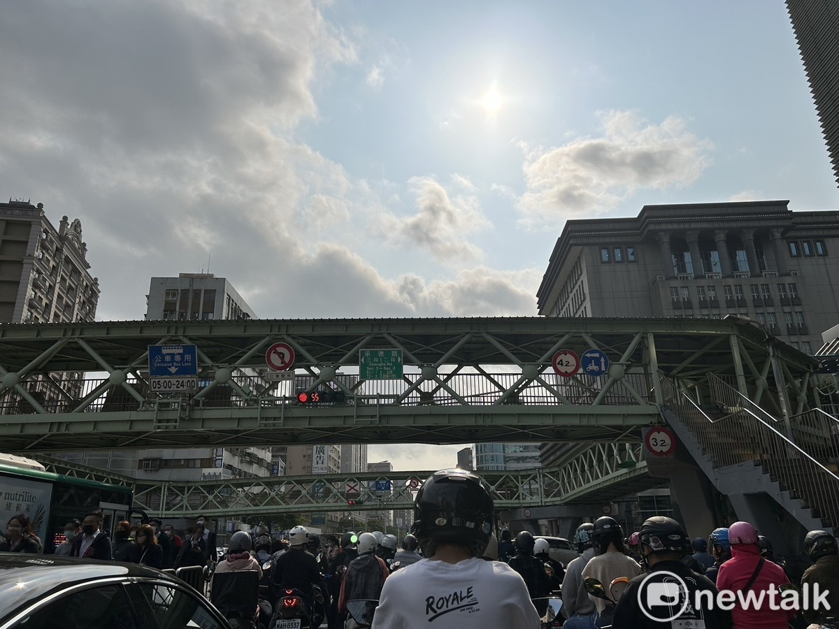 今(13)日東北季風減弱，全台大多為多雲到晴的好天氣，北台灣高溫來到30度。 圖：林岑韋／攝