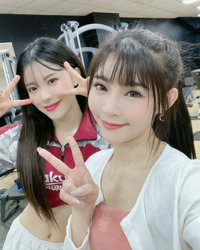 李多慧(左)日前已向「Rakuten Girls 樂天女孩」舞蹈總監陸筱晴報到。 圖：翻攝自FB/Sunnie陸筱晴
