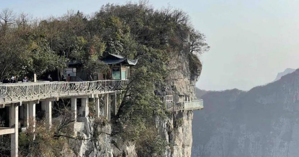 中國張家界天門山景區的玻璃棧道上日前傳出有 4 名遊客集體跳崖，警方調查後發現 4 人是在聊天平台上策劃「集體自殺」。 圖: 翻攝自微博