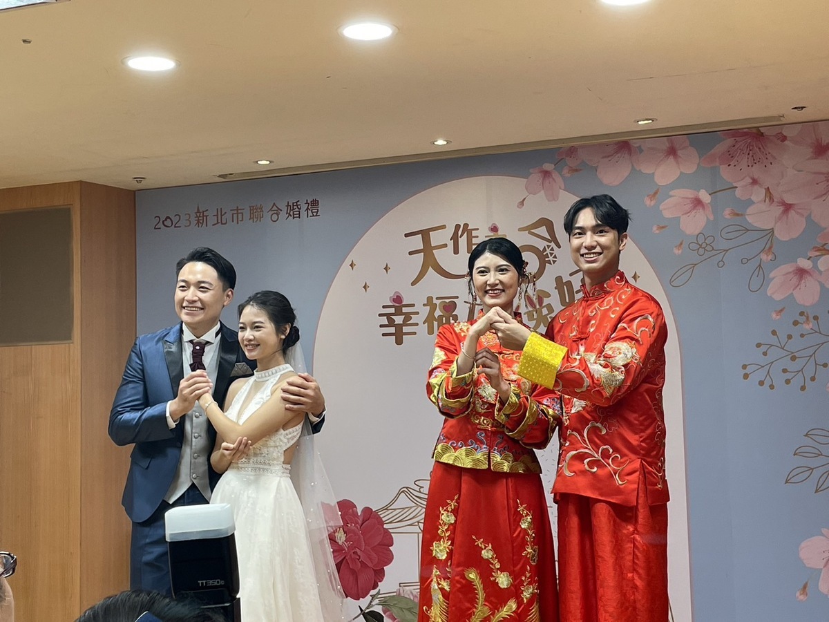 2023新北市聯合婚禮「天作之合幸福Two兔好」規劃的主題為中西式經典風華，邀請新人穿著中西式婚紗禮服，共同打造一場浪漫經典的婚禮派對。 圖：新北市民政局提供