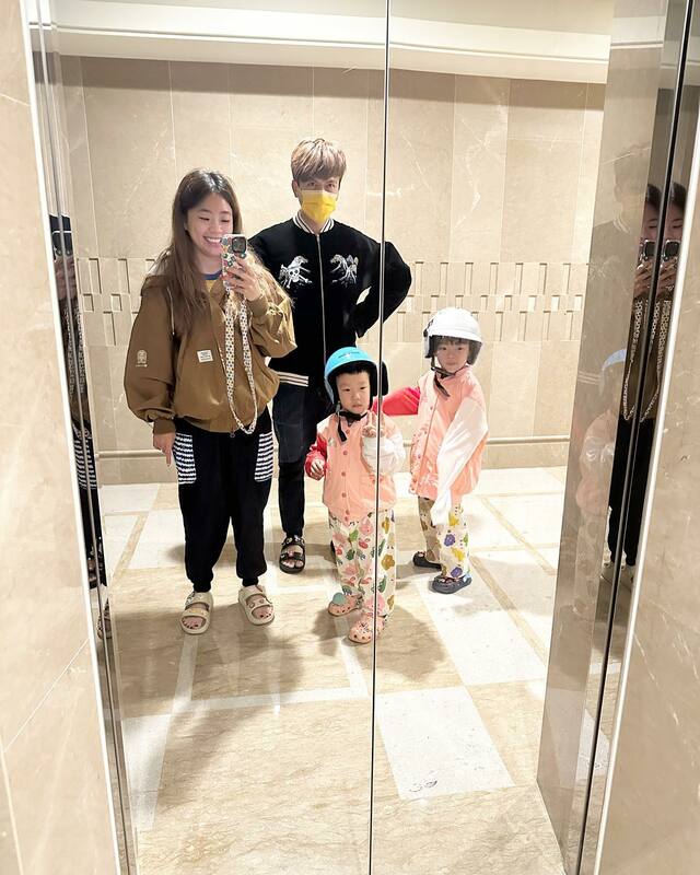 近日二伯透露兩個兒子無論她怎麼哄都不睡覺，讓她情緒相當緊繃。 圖：翻攝自FB/嘎嫂二伯