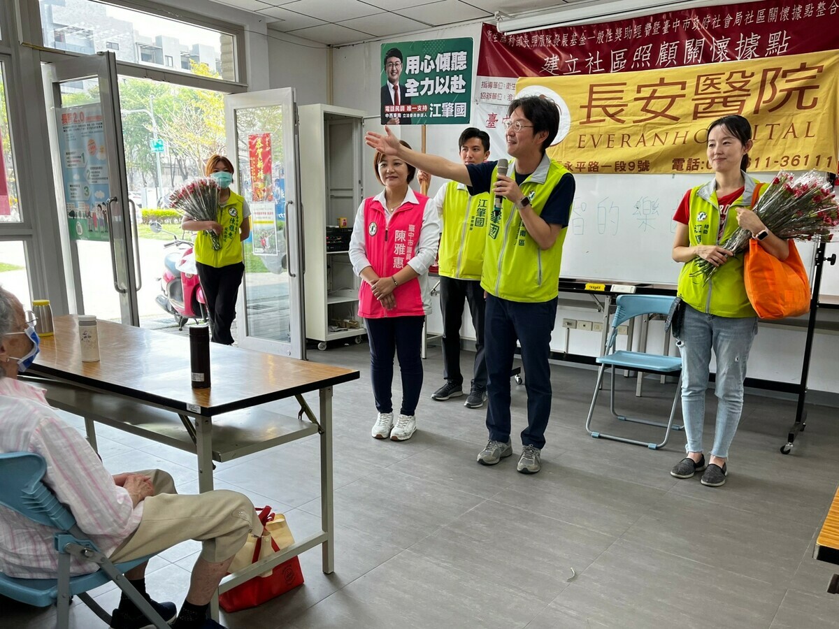 江肇國到關懷據點分送康乃馨。 江肇國/提供