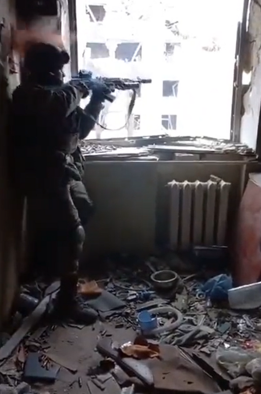 戰場上軍兵們命懸一線，子彈擊中烏軍頭盔上方不到 1 公分處。 圖: 翻攝自烏克蘭國防部推特