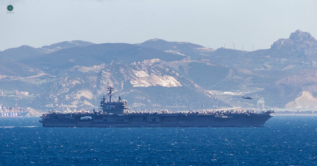 美國海軍航空母艦「布希號(CVN-77)」部署地中海230天後，13日穿過直布羅陀海峽踏上返鄉旅程。 圖：翻攝@maritimegraphy推特