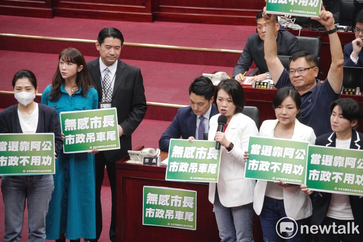 民進黨台北市議會黨團今杯葛市長蔣萬安施政報告，贈送看板嗆「當選靠阿公、市政不用功」「無感市長、市政吊車尾」。 圖：張良一 / 攝
