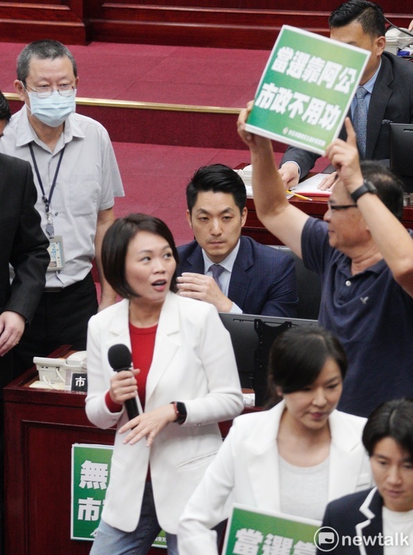 民進黨台北市議會黨團今杯葛市長蔣萬安施政報告，贈送看板嗆「當選靠阿公、市政不用功」「無感市長、市政吊車尾」。 圖：張良一 / 攝