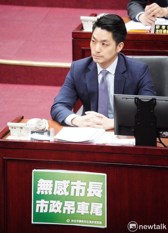 民進黨台北市議會黨團今杯葛市長蔣萬安施政報告，贈送看板嗆「當選靠阿公、市政不用功」「無感市長、市政吊車尾」。 圖：張良一 / 攝