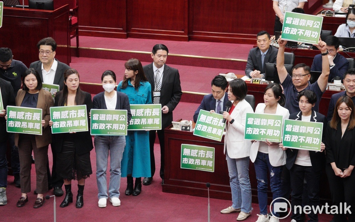 民進黨台北市議會黨團今杯葛市長蔣萬安施政報告，贈送看板嗆「當選靠阿公、市政不用功」「無感市長、市政吊車尾」。 圖：張良一 / 攝