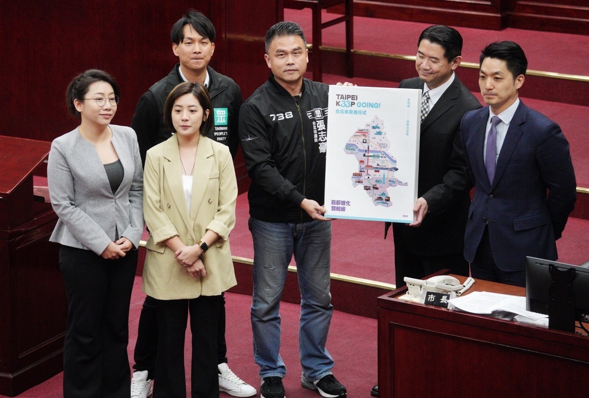 民眾黨4位議員贈送台北市前副市長黃珊珊的市政白皮書給市長蔣萬安。 圖：張良一 / 攝