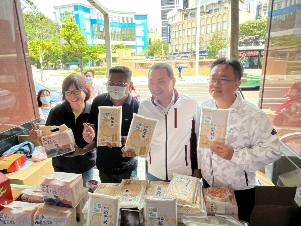 新北市長訪視現場擺攤情形。 圖：新北市農業局提供