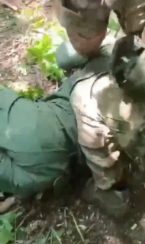 社交媒體上出現過兩段恐怖的影片，內容疑似是烏克蘭戰俘被斬首。 圖：翻攝自推特