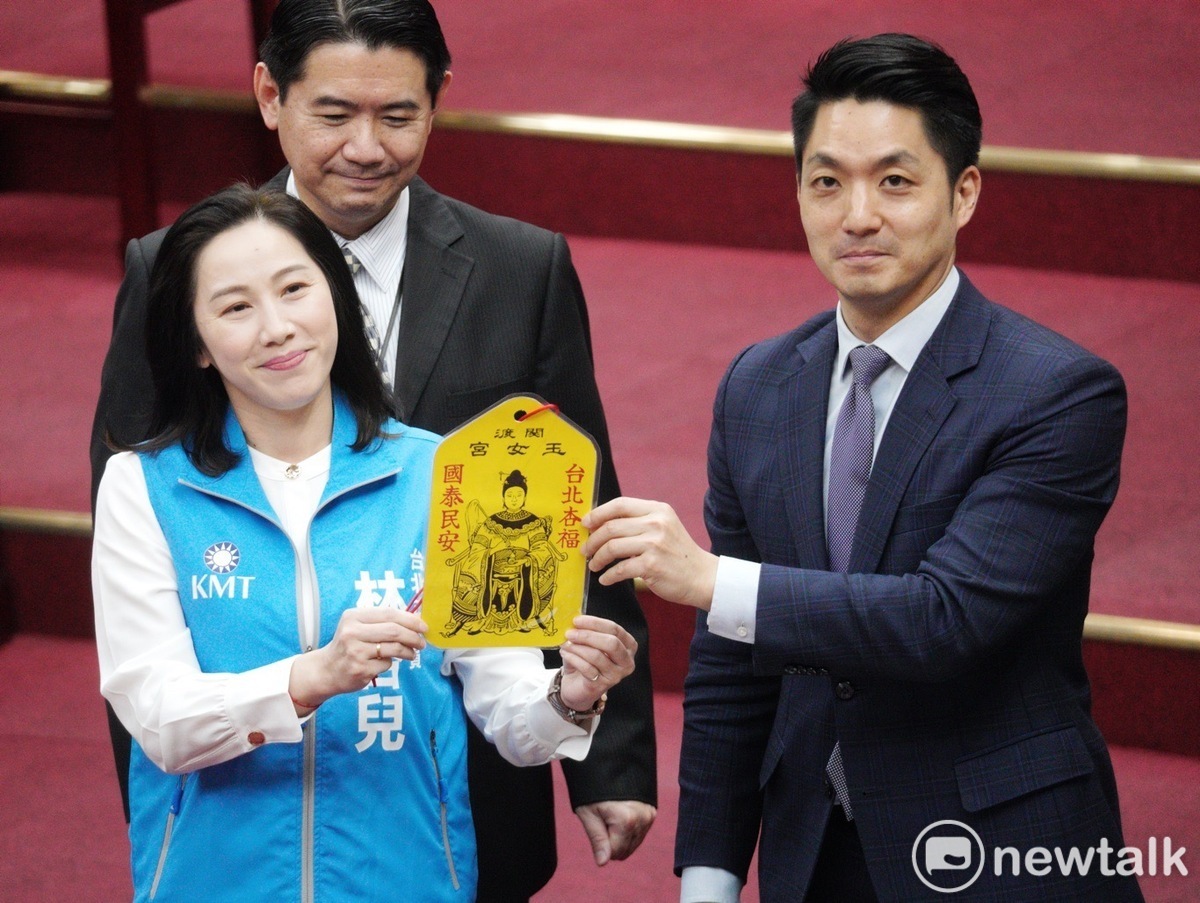 台北市議會今進行市長施政報告及總質詢，國民黨議員林杏兒贈上關渡玉女宮平安符給市長蔣萬安。 圖：張良一 / 攝