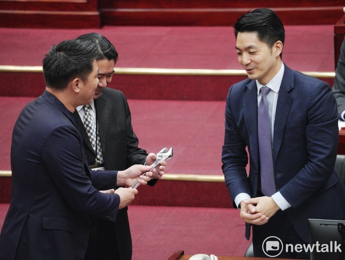 台北市議會今進行市長施政報告及總質詢，民進黨議員王閔生致贈螺絲帽給市長蔣萬安，盼他拴緊螺絲。 圖：張良一 / 攝