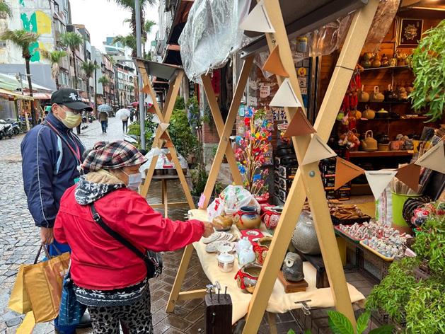 鶯歌老街辦理市集活動，帶動商圈消費人潮（圖為2022鶯歌嘉年華）。 圖：新北市經發局提供
