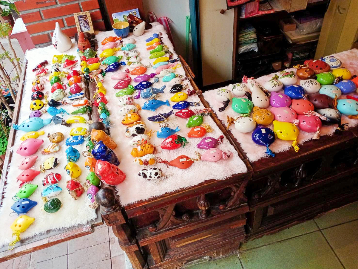 歡慶新北美術館開園，鶯歌老街商圈串聯店家共同推出9折優惠（圖為鶯歌串聯店家商品）。 圖：新北市經發局提供