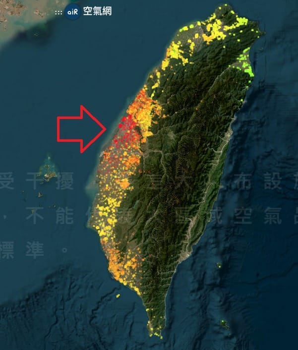 中央氣象局長鄭明典曬出一張衛星圖表示，「現在中部地區能見度應該很有問題！衛星上看不出來源」。 圖：翻攝自中央氣象局長鄭明典臉書