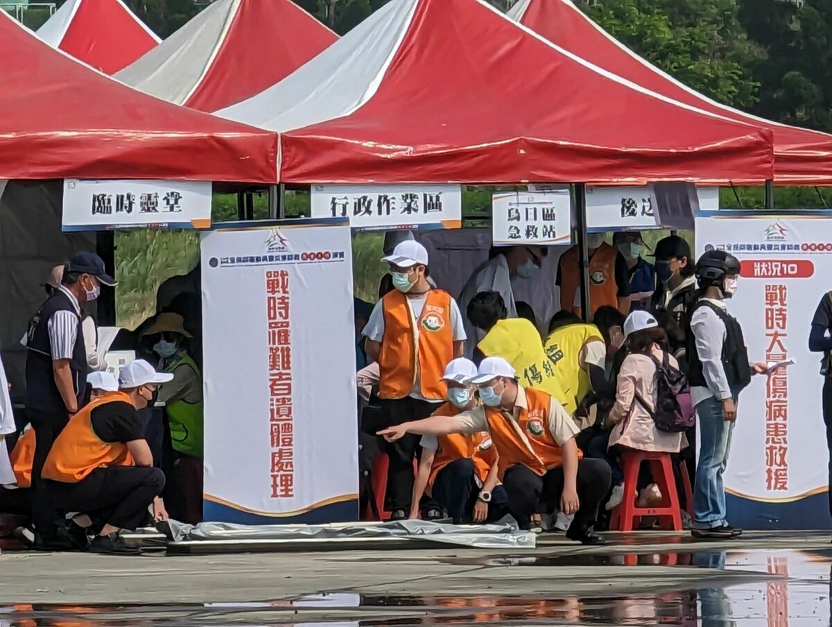 替代役役男協助戰時救護及生命禮儀任務。 圖：內政部役政署提供