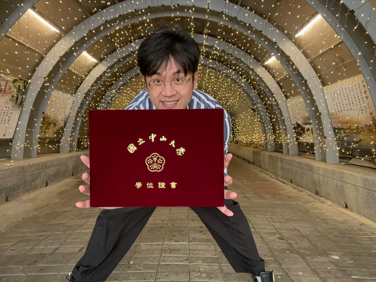 焦糖哥哥陳嘉行今在臉書上開心曬剛拿到的碩士畢業證書。 圖：陳嘉行/提供