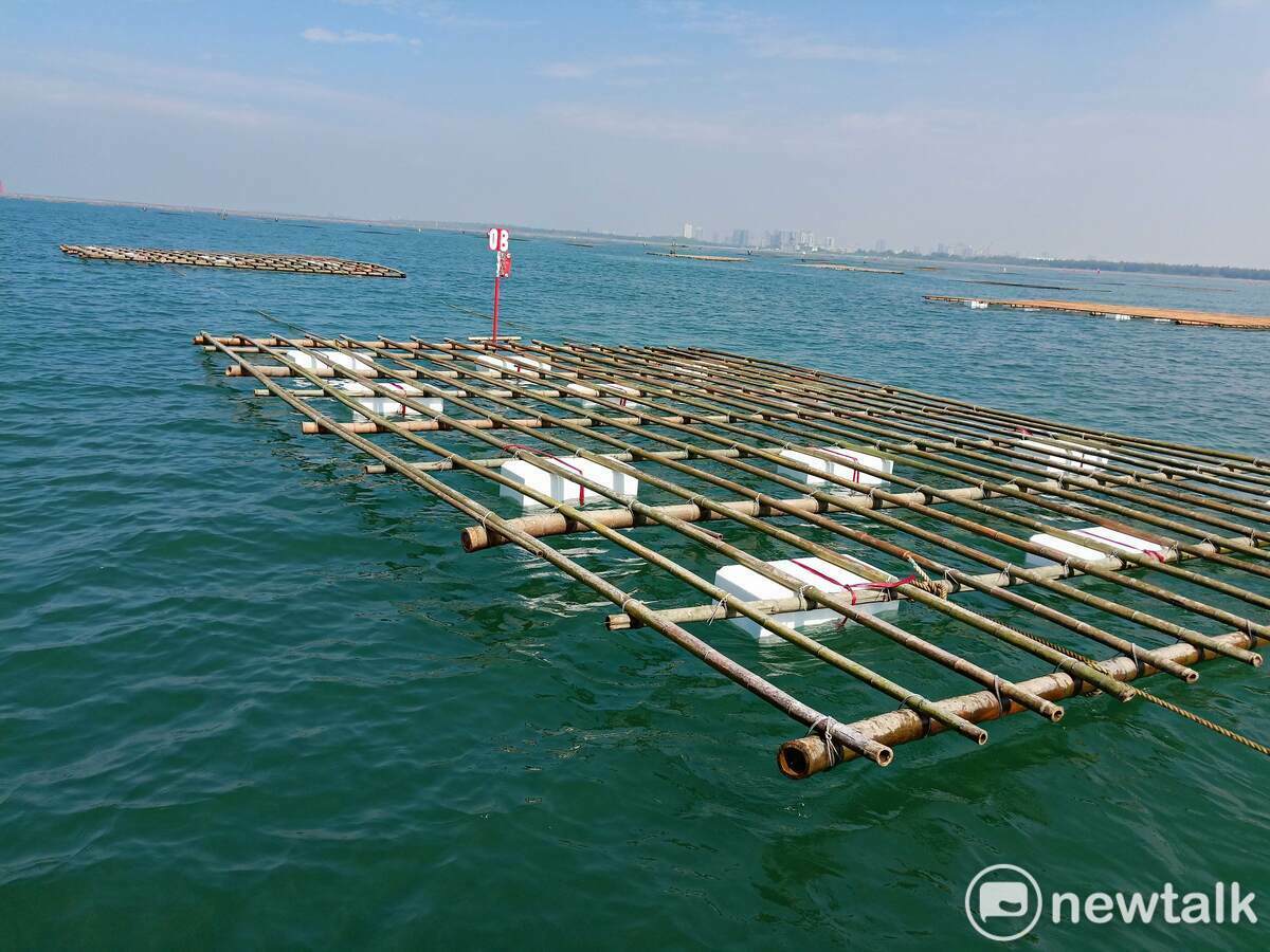 漁光島上的秘境月牙灣過去曾經滿佈蚵殼、竹架與廢棄保麗龍。台南市長達63.7公里的海岸線，也常見大量海漂物。台南市長黃偉哲上任後，響應中央「向海致敬」政策，積極推動海岸線環境維護，清除塑膠垃圾、保麗龍、竹支、漂流木等海漂物。過去兩年累積淨灘近7000公噸，今年至3月底則已清理165公噸。 圖：台南市政府提供