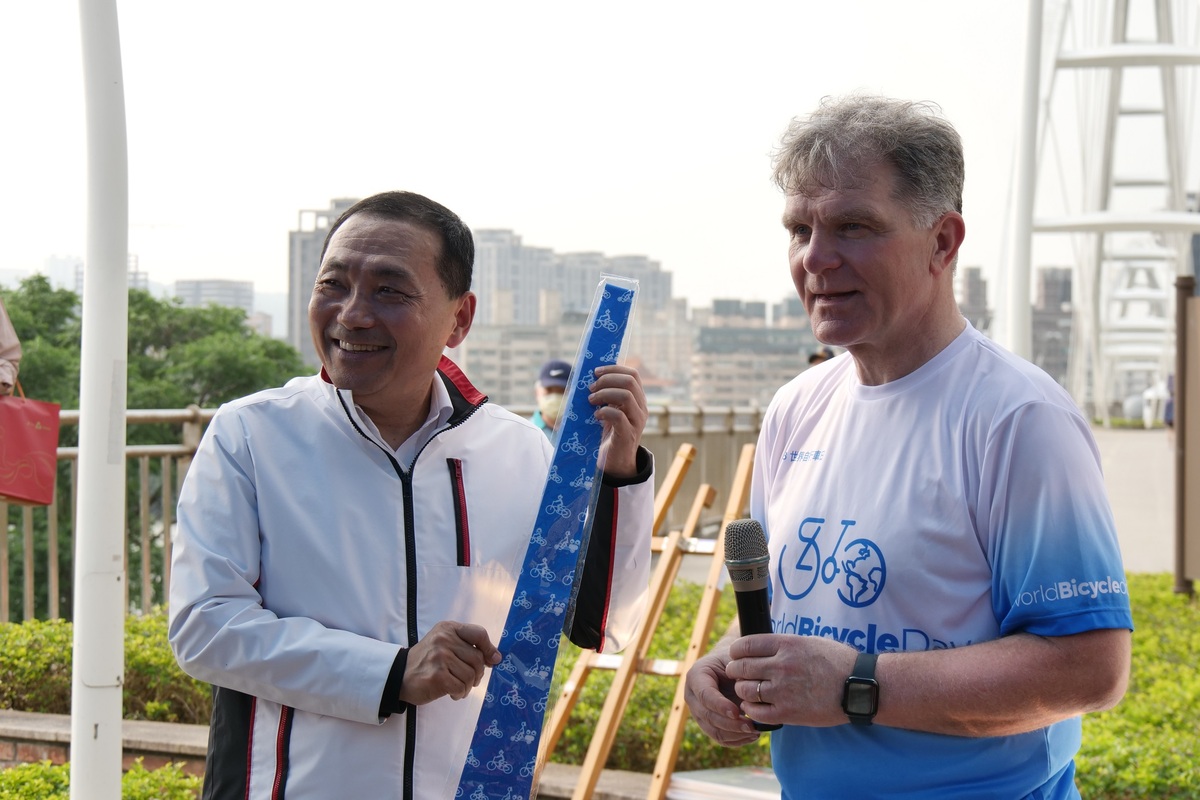世界自行車日發起人Leszek Sibilski致贈世界自行車日領帶給侯友宜。 圖：新北市交通局提供