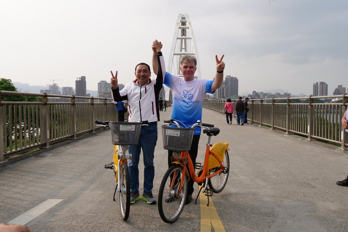 新北市長侯友宜今(13)日會晤世界自行車日發起人Leszek Sibilski。 圖：新北市交通局提供