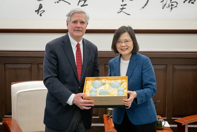 蔡英文總統今（13）日下午接見「美國聯邦參議員何文（John Hoeven）訪問團」。 圖：總統府提供
