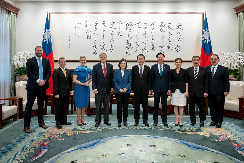 美國聯邦參議員何文（John Hoeven）訪團由外交部長吳釗燮、美國在台協會台北辦事處處長孫曉雅（Sandra Oudkirk）陪同，到總統府晉見總統，國家安全會議秘書長顧立雄也在座。 圖：總統府提供