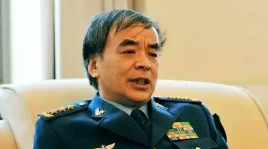 《美國之音》報導，具有「紅二代」背景的前中國空軍上將劉亞洲已經遭判無期徒刑。有中國觀察專家分析認為，劉亞洲反對侵略台灣、批評「一人體制」，直接觸犯習近平「紅線」，才遭到整肅下獄。 圖: 翻攝自 高瑜 X (資料照)