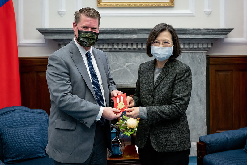美國國防部印太安全事務部前助理部長、現任華府智庫「2049計畫研究所」主席薛瑞福（左）今年1月訪台，晉見總統蔡英文。 圖：翻攝自總統府