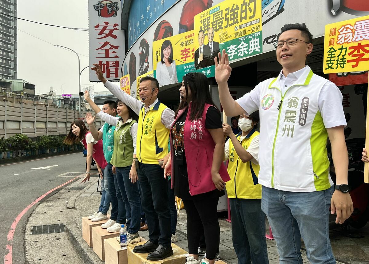 民進黨三重立委初選競爭激烈，多位黨籍議員張維倩、翁震州等，今天一同站台應援。 圖：張維倩團隊提供