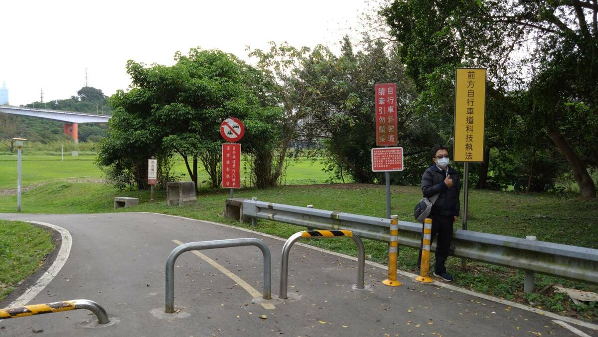 永福橋通往福和橋自行車道入口處設置告示牌。 圖：新北市高灘處提供
