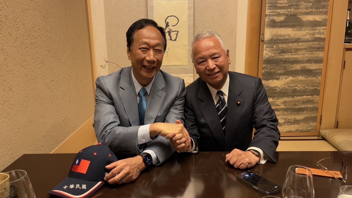 有意競逐2024總統大位的鴻海創辦人郭台銘今（14）早在臉書發文表示，訪日的第一天的晚上，很開心與甘利明先生共進晚餐。 圖：擷自郭台銘臉書