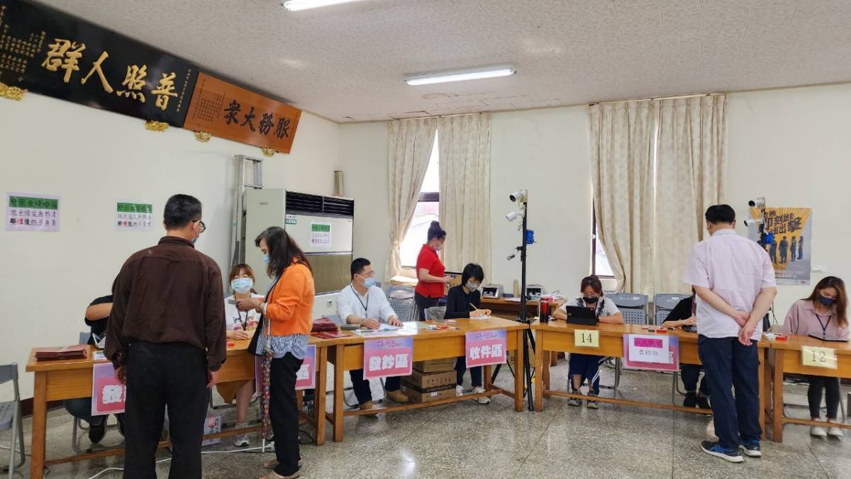 第3階段現金發放，竹北市公所全體總動員，每日除派駐近550位人力分布於17個發放站為民服務，包含139位公所同仁、超過300位來自竹北31里志工，以及農會人員及警力協助。 圖：鄭朝方辦公室提供