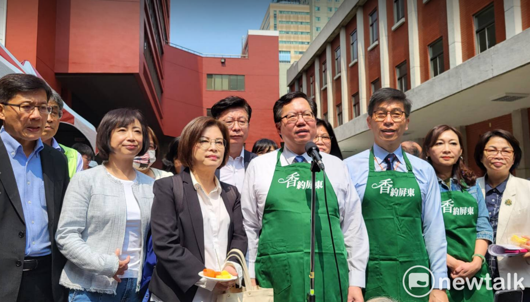 鄭文燦上午赴立法院行銷屏東鳳梨，並接受媒體訪問。 圖：陳佩君／攝