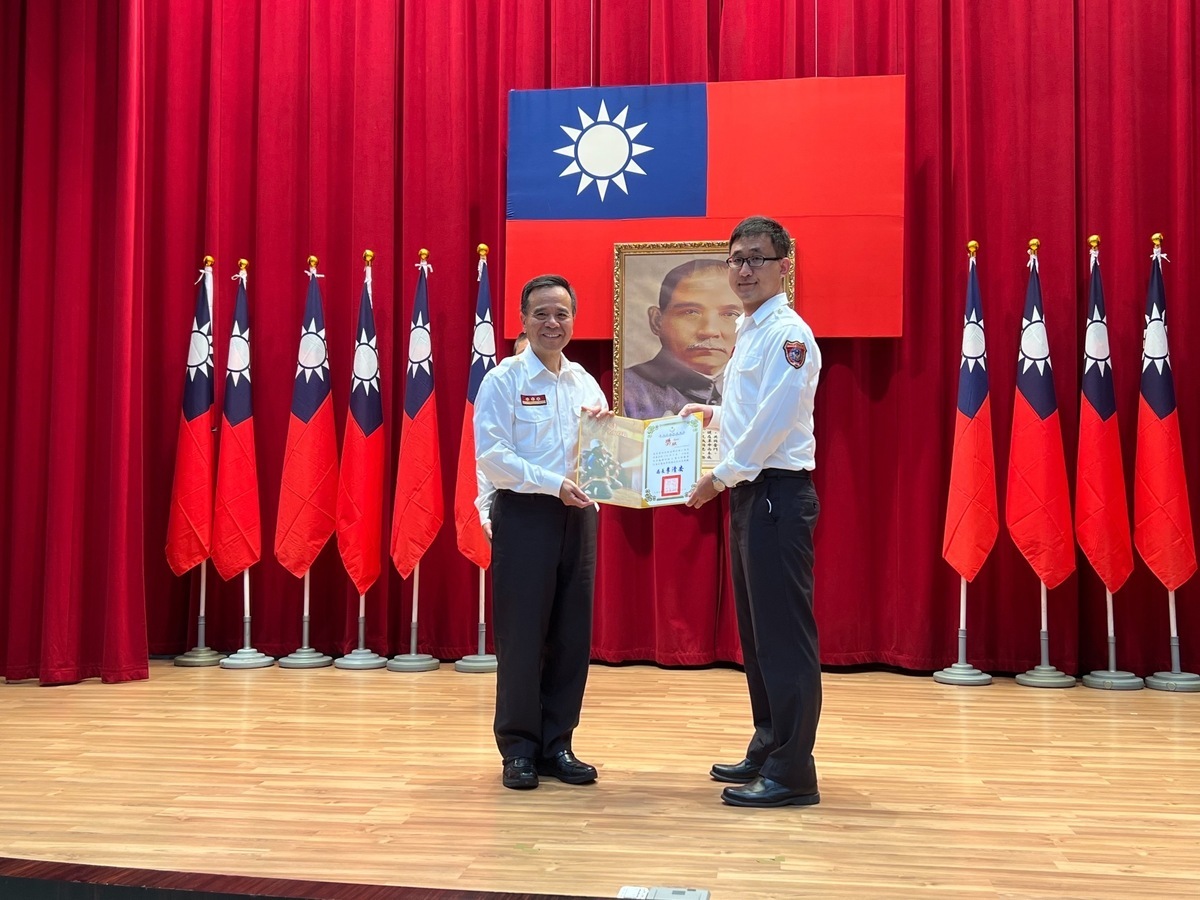 消防局長李清安親自頒獎勉勵，由文山中隊中隊長李思翰受獎。 圖：新北市消防局提供