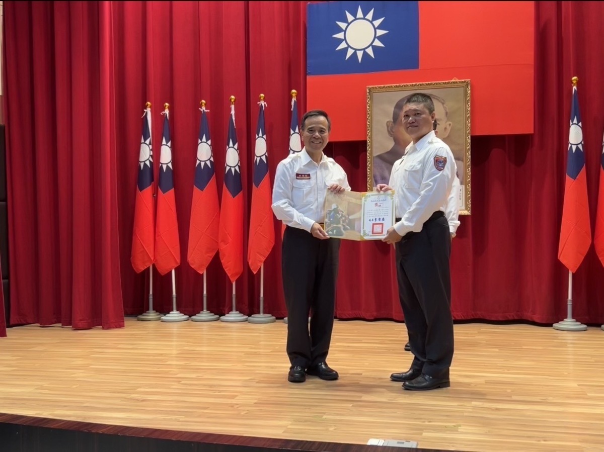 消防局長李清安親自頒獎勉勵，由直潭分隊小隊長林恒志受獎。 圖：新北市消防局提供