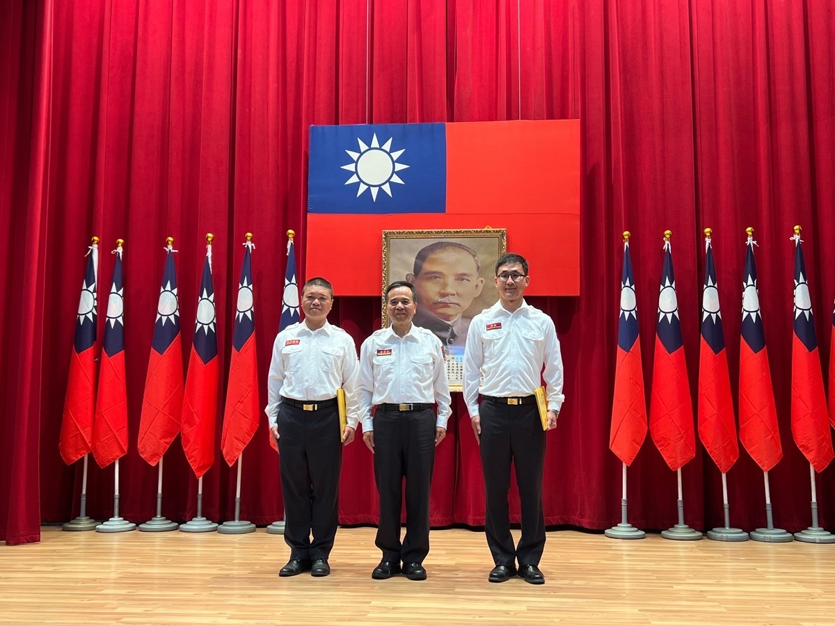 消防局長李清安與兩位受獎者（右：文山中隊中隊長李思翰；左：直潭分隊小隊長林恒志）合影。 圖：新北市消防局提供