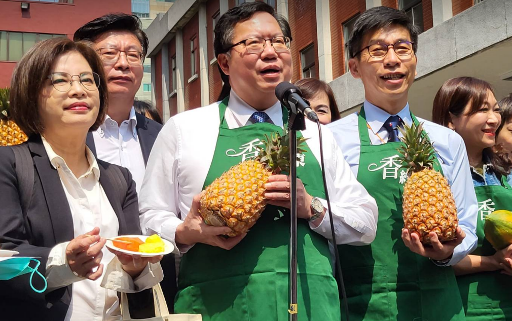 鄭文燦上午出席民進黨立委鍾佳濱等人舉辦「屏東旺來，與你相芋」推廣展售記者會。 圖：陳佩君／攝