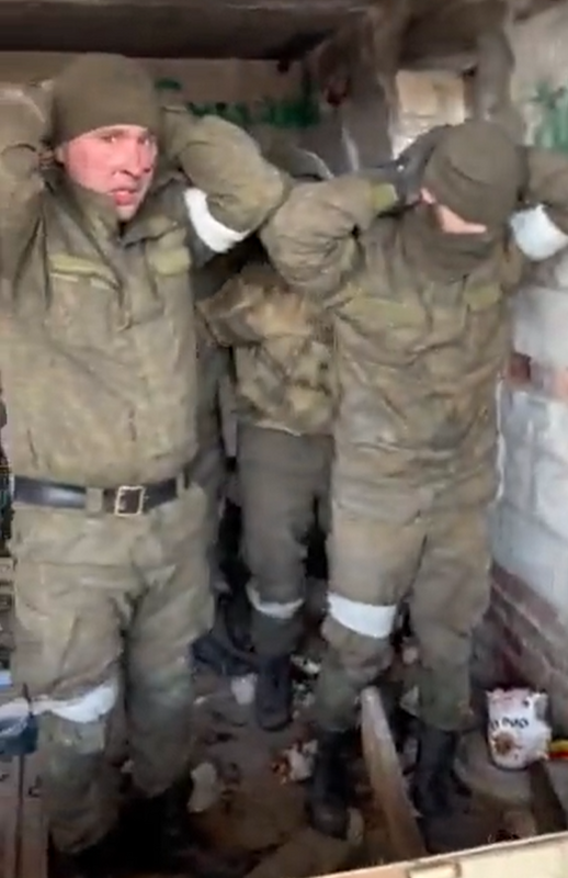 俄軍遭烏軍俘虜，臉帶驚恐，網友笑稱: 「他們很幸運，腦袋還在」。 圖: 翻攝自推特帳號@small10space