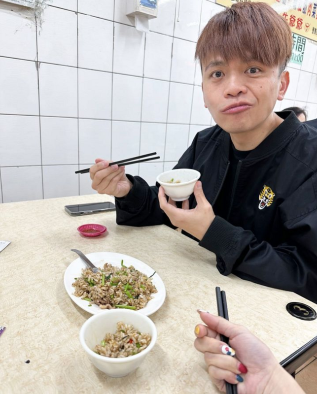 蔡阿嘎說要請吃大餐，結果是去吃大份的羊肉炒飯。 圖：翻攝自嘎嫂二伯IG