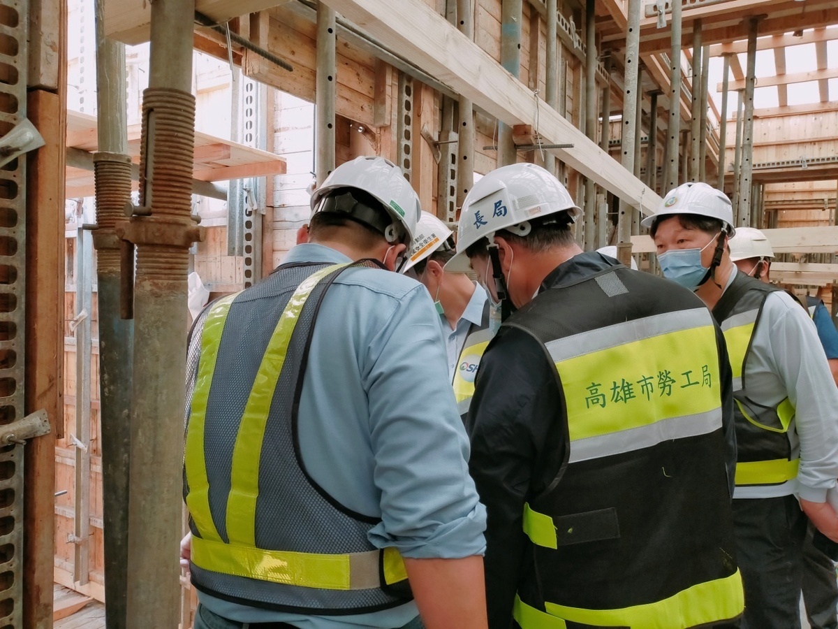 高市勞工局3月底偕職安署勞檢建築工地。 圖：高雄市勞工局/提供（資料照）