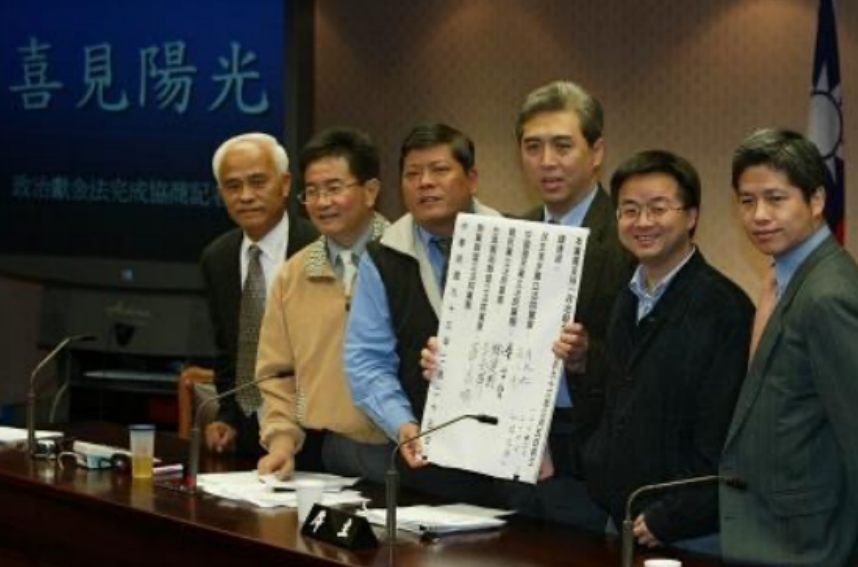 陳以信與跨黨派立委召開「喜見陽光」記者會，迎來台灣第一部政治獻金法。 圖: 陳以信國會辦公室/提供
